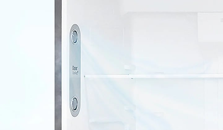 냉장고 내부의 일부가 보이며, 문 쪽에는 Door Cooling이라는 텍스트가 적힌 패널이 있습니다. 패널에는 두 개의 원형 통풍구가 있으며, 시원한 공기가 흐르는 듯한 파란색 선이 표현되어 있습니다. 