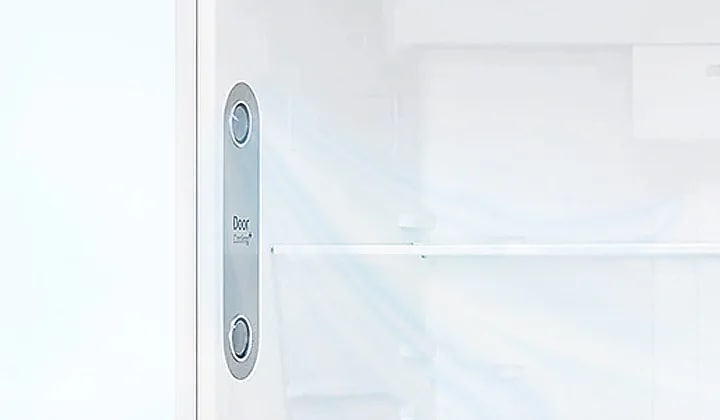 냉장고 내부의 문 쪽에 Door Cooling이라는 텍스트가 적힌 패널이 있으며, 두 개의 원형 통풍구가 있습니다. 배경은 냉장고의 내부로 보이며, 시원한 공기가 흐르는 모습이 표현되어 있습니다.