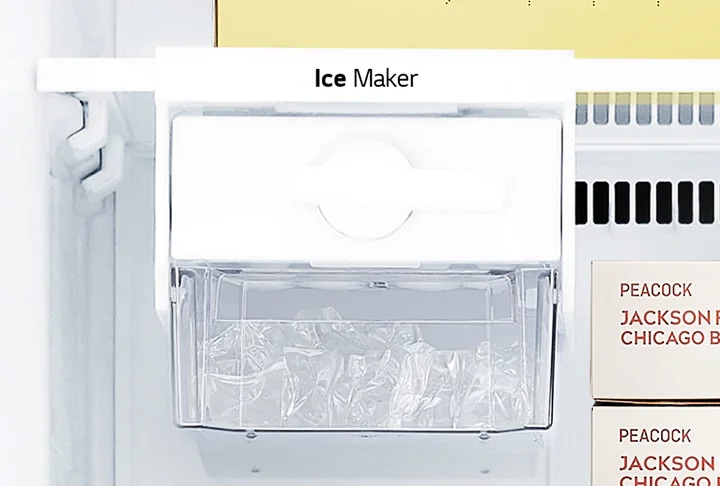 Ice Maker라는 텍스트가 적힌 얼음 제조기가 보입니다. 얼음이 담긴 투명한 용기가 있으며, 주변에는 PEACOCK JACKSON CHICAGO B라는 텍스트가 적힌 상자들이 있습니다. 