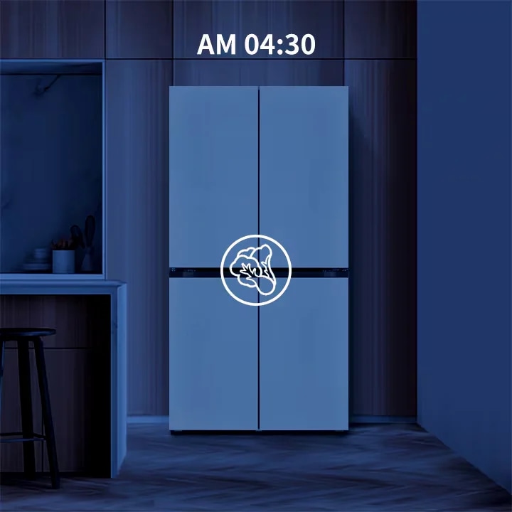 냉장고가 어두운 주방에 놓여 있으며, 화면 상단에 AM 04:30이라는 시간이 표시되어 있습니다. 냉장고 문에는 야채 모양의 아이콘이 그려져 있습니다. 주방의 벽과 바닥은 나무 패널로 되어 있고, 조리 도구가 놓인 선반이 보입니다.