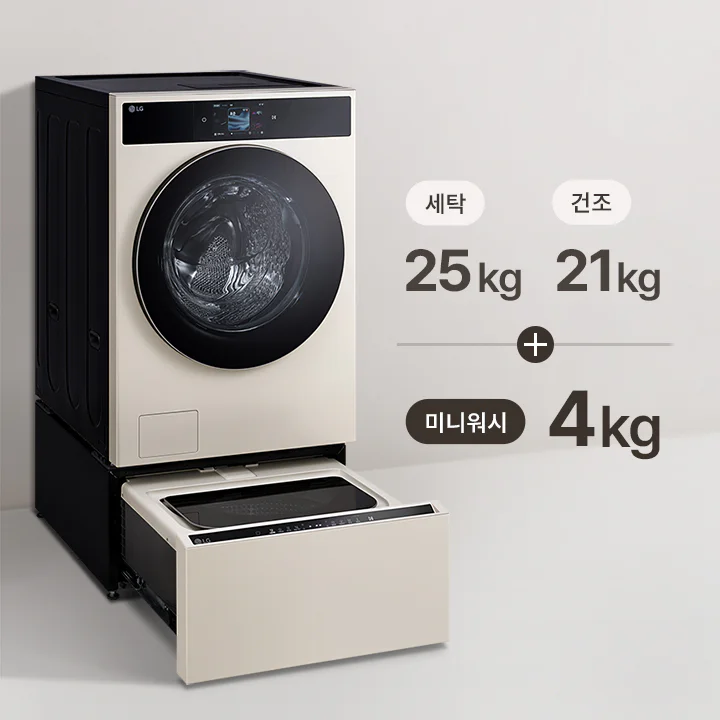 LG 트롬 AI 오브제컬렉션 워시콤보 제품이 화면 중앙에 배치되어 있으며, 세탁기와 건조기가 일체형으로 구성되어 있습니다. 제품은 크림색과 검정색의 조화로 이루어져 있으며, 상단에는 큰 원형의 투명한 도어가 보입니다. 하단에는 미니워시가 서랍 형태로 열려 있으며, 검정색 상판이 보입니다. 오른쪽에는 세탁 25kg, 건조 21kg, 미니워시 4kg이라는 텍스트가 각각 원형과 사각형 배경 안에 표시되어 있습니다.