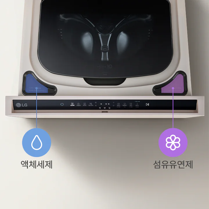 LG 트롬 오브제컬렉션 미니워시 제품의 상단에는 검은색 뚜껑이 있으며, 그 아래에는 조작 패널이 위치해 있습니다. 왼쪽에는 파란색 액체세제 투입구가, 오른쪽에는 보라색 섬유유연제 투입구가 각각 표시되어 있습니다. 각 투입구에는 해당 기능을 나타내는 아이콘과 텍스트가 함께 있습니다.