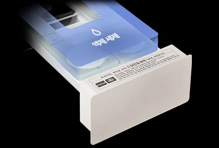 LG 오브제컬렉션 AI 워시타워의 자동세제함이 열린 모습입니다. 양쪽 모두 동일한 액체세제를 사용하는 것으로 표기되어 있습니다.