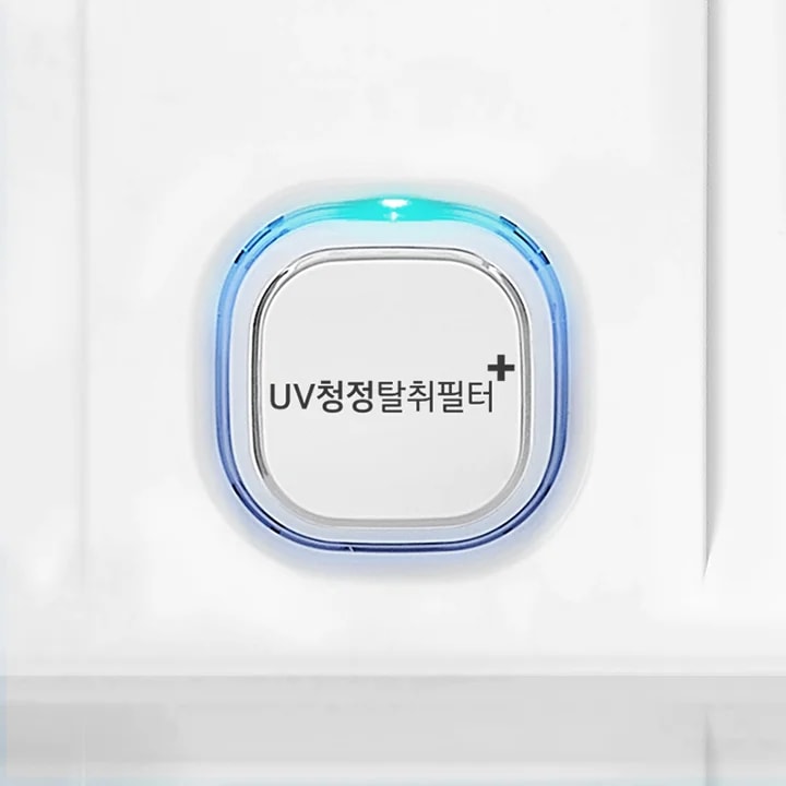 UV청정탈취필터라는 텍스트가 적힌 버튼이 있습니다. 버튼은 네모난 형태로, 테두리가 파란색으로 빛나고 있습니다.